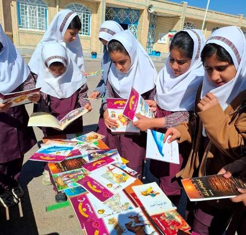 توزیع کوله‌پشتی‌های «دوستدار کتاب» در دبستان شهید عرب بازمانده رفسنجان