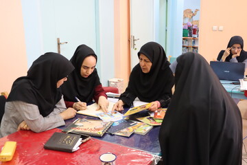 کارگاه آموزشی «چگونه کتاب جان بگیرد» در کتابخانه مرکزی یزد برگزار شد