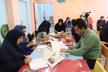 کارگاه آموزشی «چگونه کتاب جان بگیرد» در کتابخانه مرکزی یزد برگزار شد