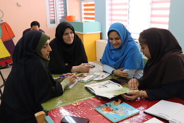 کارگاه آموزشی «چگونه کتاب جان بگیرد» در کتابخانه مرکزی یزد برگزار شد