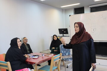 کارگاه آموزشی «چگونه کتاب جان بگیرد» در کتابخانه مرکزی یزد برگزار شد