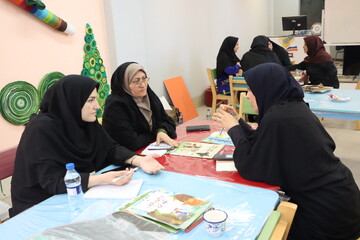 کارگاه آموزشی «چگونه کتاب جان بگیرد» در کتابخانه مرکزی یزد برگزار شد