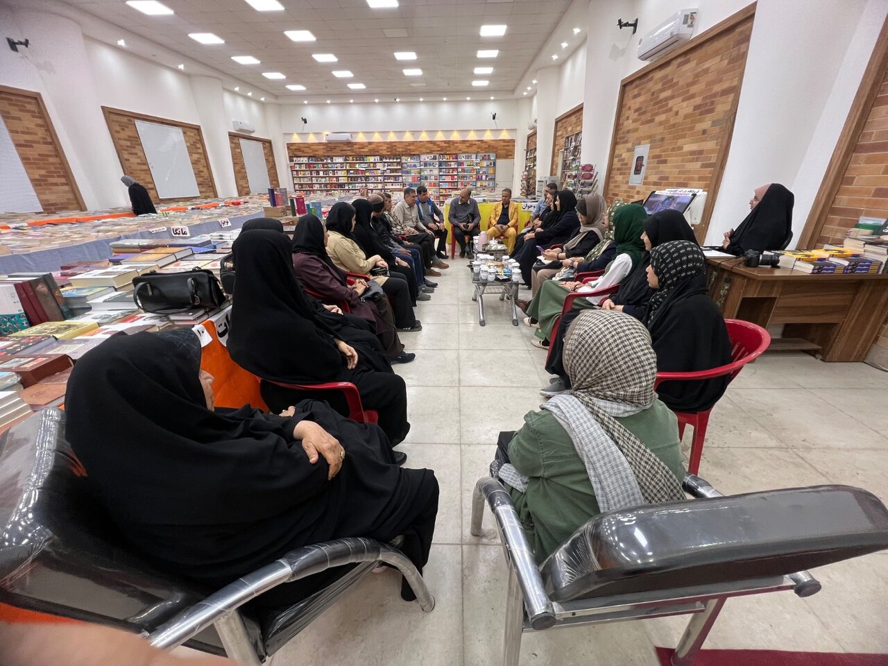 &nbsp;برگزاری ویژه‌برنامه «عصرانه با کتاب» در نمایشگاه کتاب لار