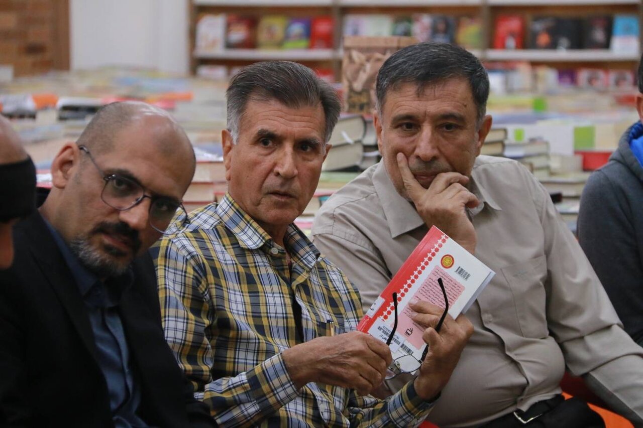 برگزاری ویژهبرنامه «عصرانه با کتاب» در نمایشگاه کتاب لار