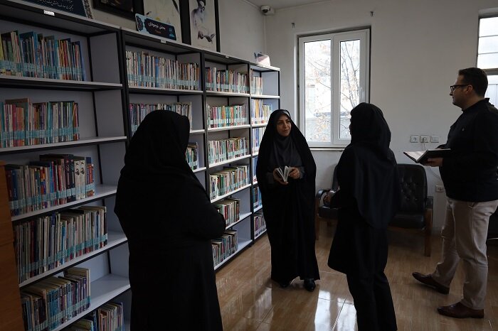 بازدید مدیرکل کتابخانه‌های عمومی آذربایجان‌غربی و فرماندار از کتابخانه عمومی میرآباد