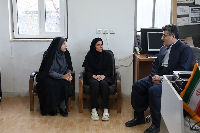 بازدید مدیرکل کتابخانههای عمومی آذربایجانغربی و فرماندار از کتابخانه عمومی میرآباد