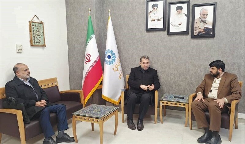 خادمیاران استان گیلان از کتابخانه مرکزی رشت بازدید کردند