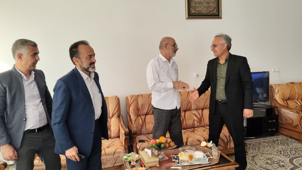 دیدار مدیرکل کتابخانه های عمومی یزد با خانواده های جانبازان هشت سال دفاع مقدس