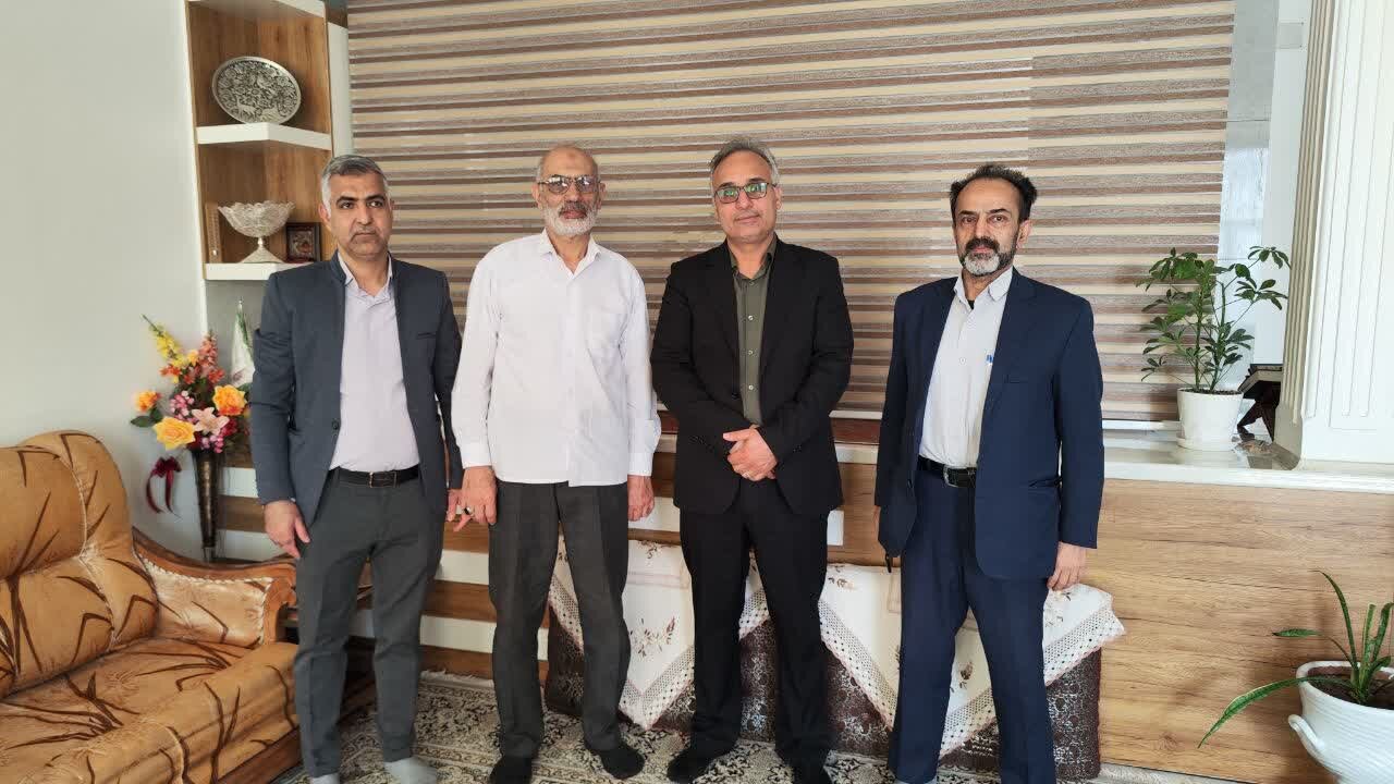 دیدار مدیرکل کتابخانه های عمومی یزد با خانواده های جانبازان هشت سال دفاع مقدس