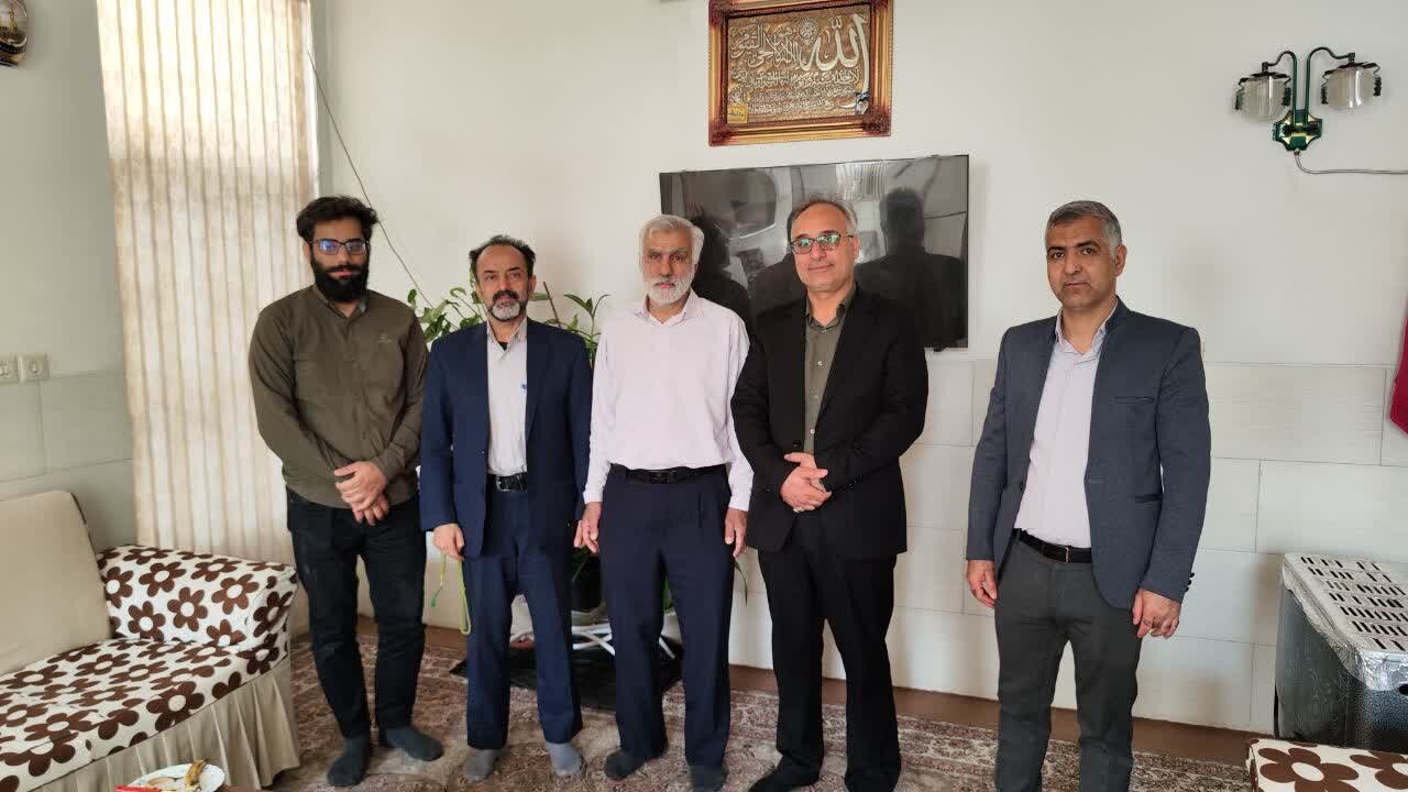 دیدار مدیرکل کتابخانه های عمومی یزد با خانواده های جانبازان هشت سال دفاع مقدس