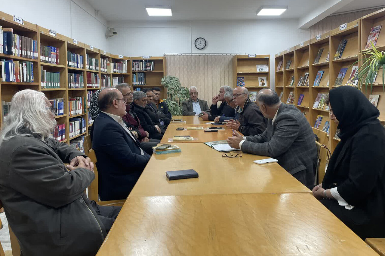 نقد و رونمایی کتاب «دو سال در دارالفنون» در کتابخانه حجت الاسلام میرجعفری اراک