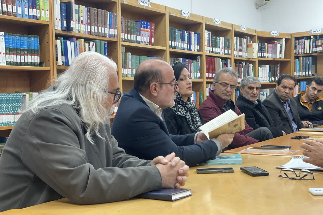 نقد و رونمایی کتاب «دو سال در دارالفنون» در کتابخانه حجت الاسلام میرجعفری اراک