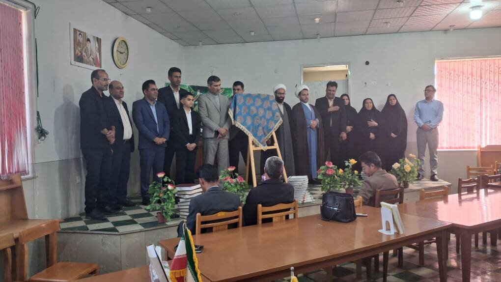رونمایی از دو کتاب در کتابخانه عمومی گنجینه دانش شهر قیر؛ از زندگینامه شهید تا روایت ادبیات کهن