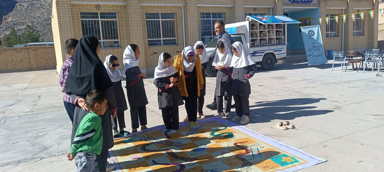 «یک روز با کتاب» مهمان دبستان فرهادپور عباس‌آباد مرودشت شد
