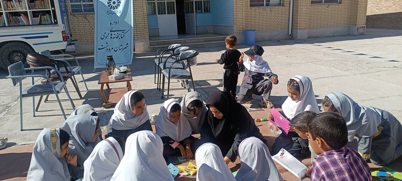 «یک روز با کتاب» مهمان دبستان فرهادپور عباسآباد مرودشت شد