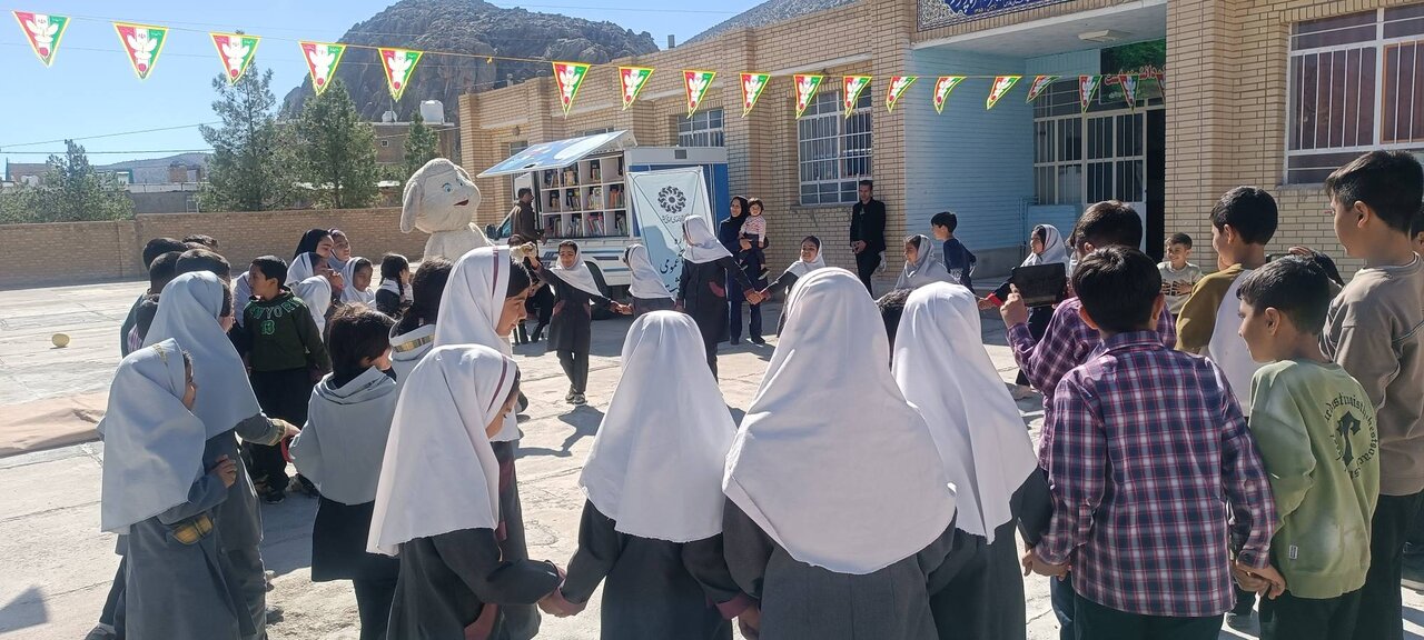 «یک روز با کتاب» مهمان دبستان فرهادپور عباسآباد مرودشت شد