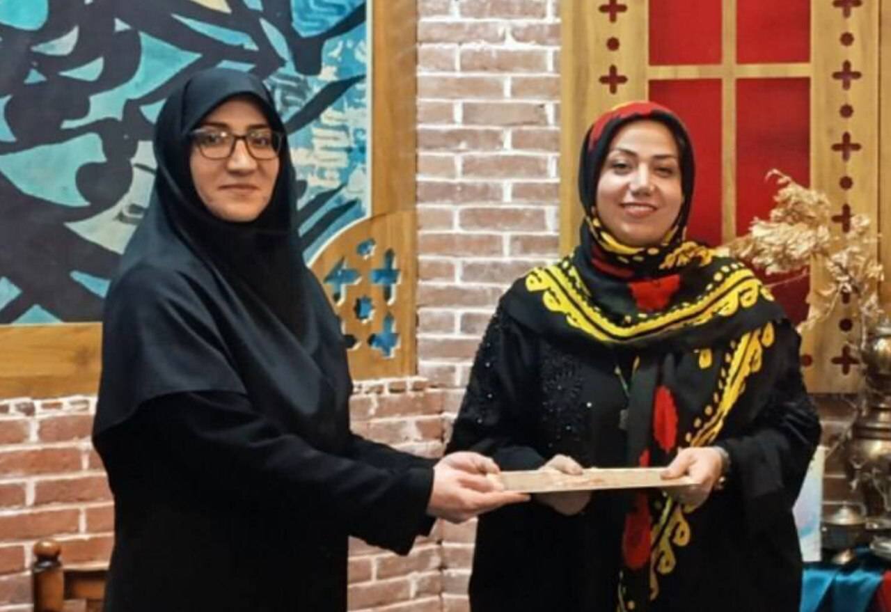 مربی شاهنامهخوانی کتابخانه های عمومی خرمآباد در جشنواره بینالمللی قصهگویی، شایسته تقدیر شد