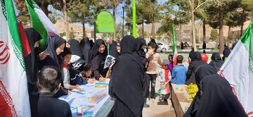 برپایی ایستگاه نقاشی توسط اداره کتابخانه‌های عمومی شهرستان تفت در مسیر راهیپمایی روز جهانی قدس