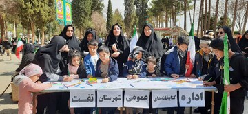 برپایی ایستگاه نقاشی توسط اداره کتابخانه‌های عمومی شهرستان تفت در مسیر راهیپمایی روز جهانی قدس