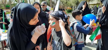 برپایی ایستگاه نقاشی توسط اداره کتابخانه‌های عمومی شهرستان تفت در مسیر راهیپمایی روز جهانی قدس
