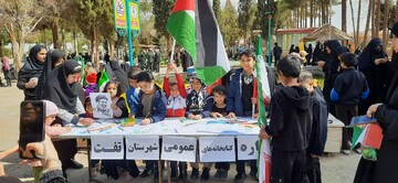 برپایی ایستگاه نقاشی توسط اداره کتابخانه‌های عمومی شهرستان تفت در مسیر راهیپمایی روز جهانی قدس