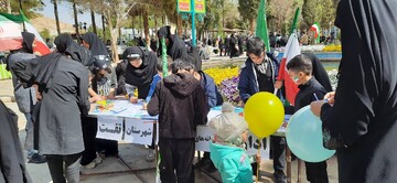 برپایی ایستگاه نقاشی توسط اداره کتابخانه‌های عمومی شهرستان تفت در مسیر راهیپمایی روز جهانی قدس