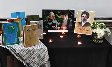 سیاه‌پوشی و فضاسازی کتابخانه‌های عمومی استان اصفهان درسوگ قائد امت در کتابخانه‌های عمومی استان اصفهان