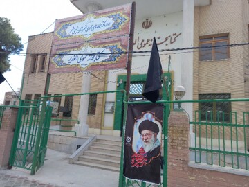 سیاه‌پوشی و فضاسازی کتابخانه‌های عمومی استان اصفهان درسوگ قائد امت در کتابخانه‌های عمومی استان اصفهان