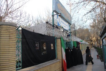سیاه‌پوشی و فضاسازی کتابخانه‌های عمومی استان اصفهان درسوگ قائد امت در کتابخانه‌های عمومی استان اصفهان