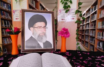سیاه‌پوشی و فضاسازی کتابخانه‌های عمومی استان اصفهان درسوگ قائد امت در کتابخانه‌های عمومی استان اصفهان