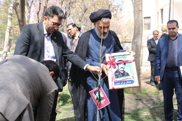 کاشت نهال به یاد رهبر شهید انقلاب و دیگر شهدای والا مقام، در محل محوطه کتابخانه حافظ شهرکرد