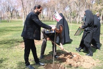 کاشت نهال به یاد رهبر شهید انقلاب و دیگر شهدای والا مقام، در محل محوطه کتابخانه حافظ شهرکرد