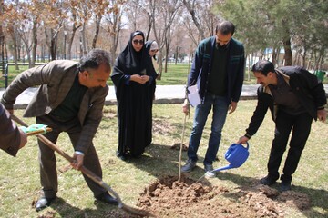 کاشت نهال به یاد رهبر شهید انقلاب و دیگر شهدای والا مقام، در محل محوطه کتابخانه حافظ شهرکرد