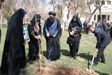 کاشت نهال به یاد رهبر شهید انقلاب و دیگر شهدای والا مقام، در محل محوطه کتابخانه حافظ شهرکرد