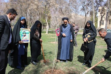 کاشت نهال به یاد رهبر شهید انقلاب و دیگر شهدای والا مقام، در محل محوطه کتابخانه حافظ شهرکرد