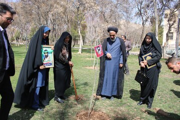 کاشت نهال به یاد رهبر شهید انقلاب و دیگر شهدای والا مقام، در محل محوطه کتابخانه حافظ شهرکرد