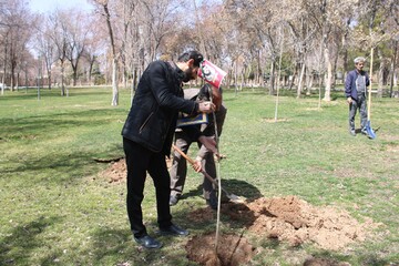کاشت نهال به یاد رهبر شهید انقلاب و دیگر شهدای والا مقام، در محل محوطه کتابخانه حافظ شهرکرد
