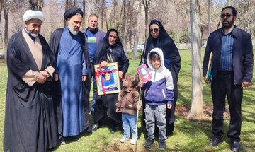 کاشت نهال به یاد رهبر شهید انقلاب و دیگر شهدای والا مقام، در محل محوطه کتابخانه حافظ شهرکرد
