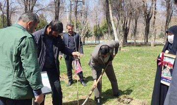 کاشت نهال به یاد رهبر شهید انقلاب و دیگر شهدای والا مقام، در محل محوطه کتابخانه حافظ شهرکرد