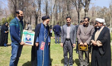 کاشت نهال به یاد رهبر شهید انقلاب و دیگر شهدای والا مقام، در محل محوطه کتابخانه حافظ شهرکرد