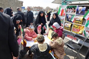 استقرار کتابخانه سیار شهرستان ارومیه در مسیر راهپیمایی روز جهانی قدس