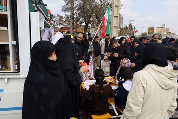 استقرار کتابخانه سیار شهرستان ارومیه در مسیر راهپیمایی روز جهانی قدس