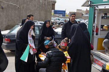 استقرار کتابخانه سیار شهرستان ارومیه در مسیر راهپیمایی روز جهانی قدس