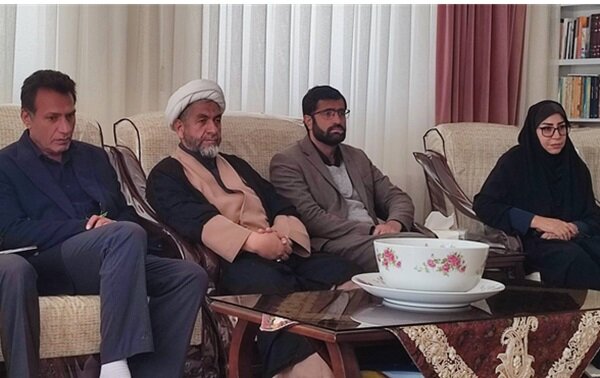 دیدار سرپرست ادارهکل کتابخانههای عمومی چهارمحال و بختیاری با خانواده شهیدِ رمضان اردشیر رئیسی دهکردی