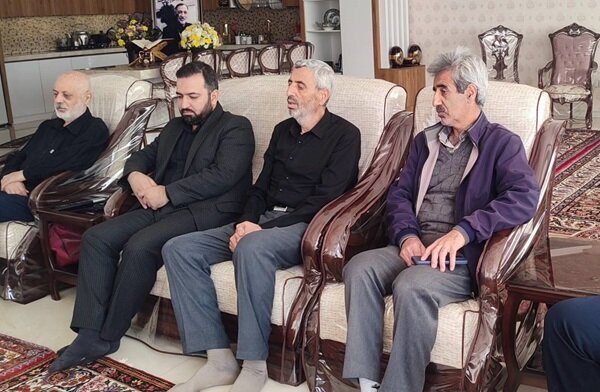 دیدار سرپرست اداره‌کل کتابخانه‌های عمومی چهارمحال و بختیاری با خانواده شهیدِ رمضان اردشیر رئیسی دهکردی