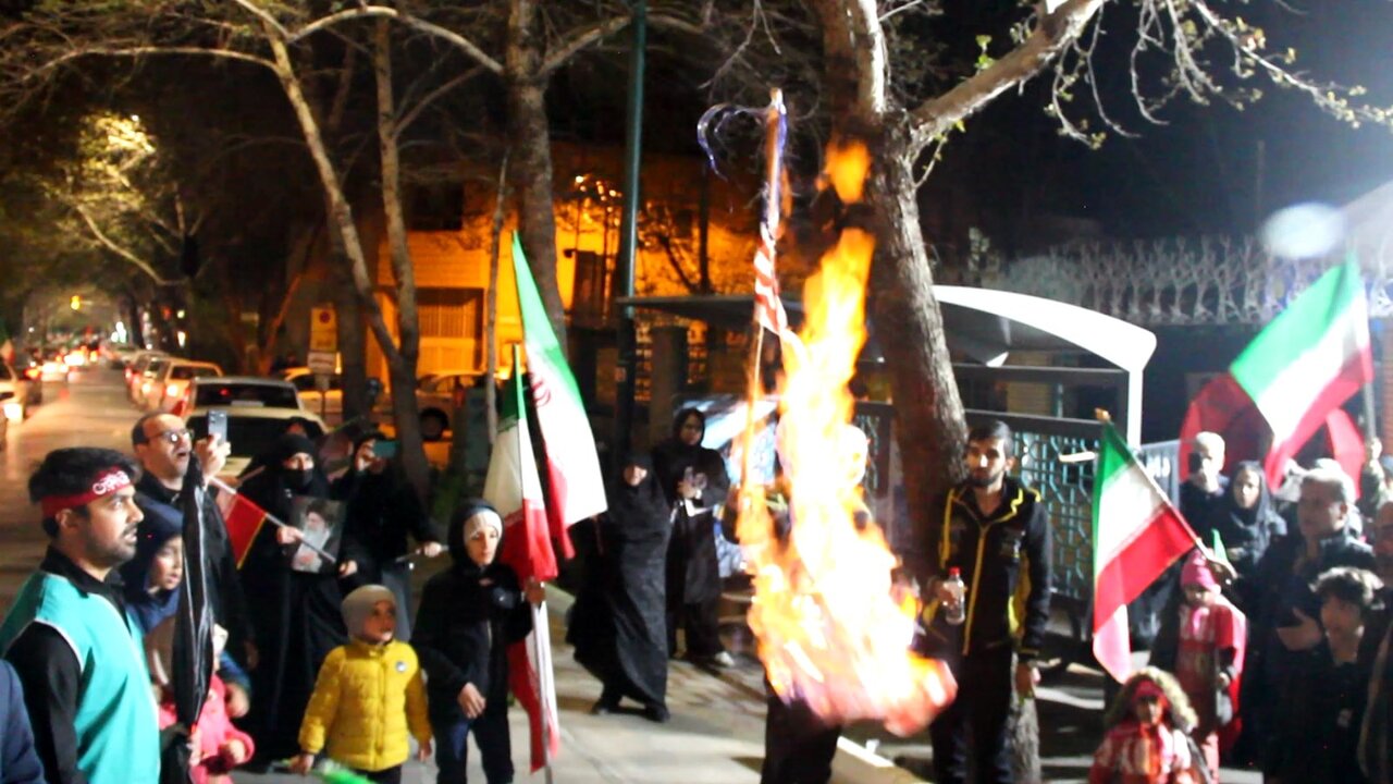 شعلههای آگاهی در موکب فرهنگی اهلبیت(ع)؛ کودکان و نوجوانان اصفهانی فریاد «مرگ بر آمریکا و اسرائیل» سر دادند