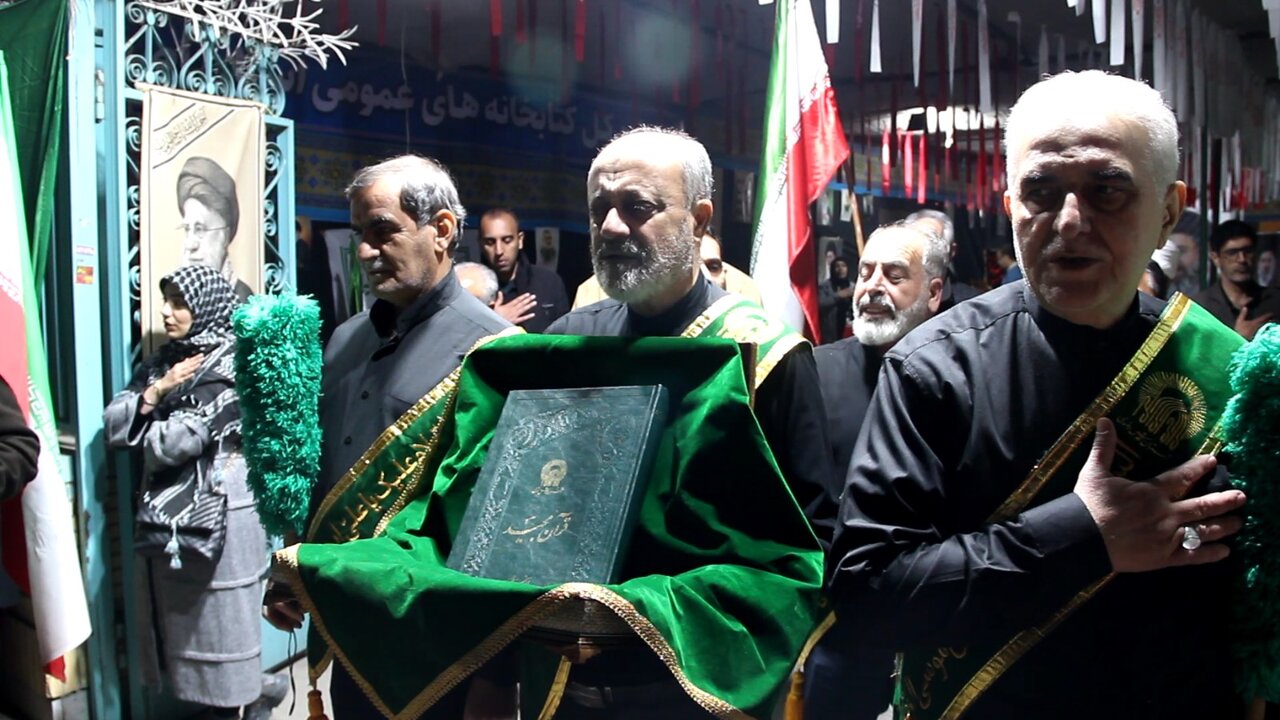 اشک شوق میهمانان موکب فرهنگی اهلبیت(ع) با پرچم رضوی