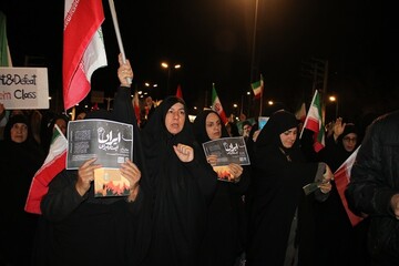 هم‌نوایی کتابداران چهارمحال و بختیاری با آرمان‌های انقلاب در راهپیمایی‌های شبانه