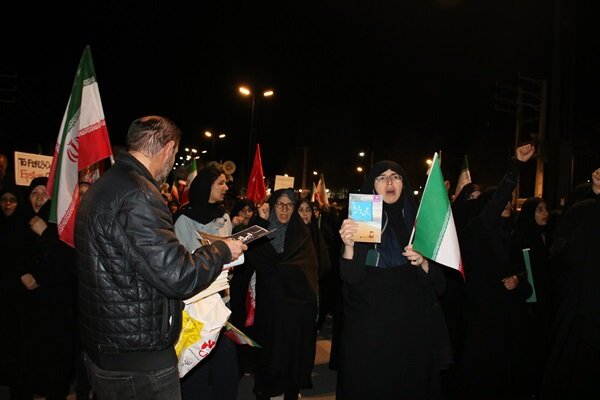 همنوایی کتابداران چهارمحال و بختیاری با آرمانهای انقلاب در راهپیماییهای شبانه