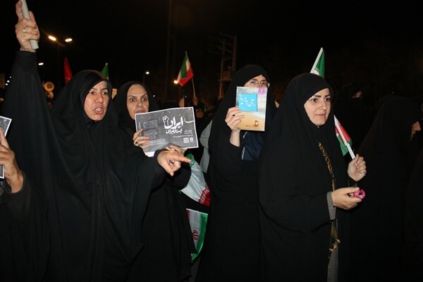 هم‌نوایی کتابداران چهارمحال و بختیاری با آرمان‌های انقلاب در راهپیمایی‌های شبانه